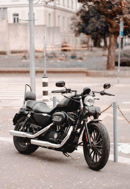 Siyah, modern bir motosiklet caddede yaya haçının yanında park halinde. Araçların park etmesi yasaktır. Park ihlalleri. - Fotoğraf, Görsel