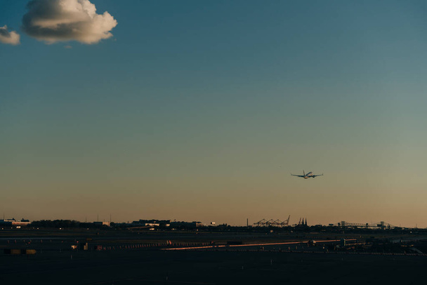 日没のニュージャージーの空港. 高品質の写真 - 写真・画像
