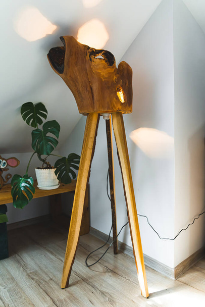 plný záběr na význačnou a kreativní dřevěnou lampu v ložnici, dřevěné řemesla. Kvalitní fotografie - Fotografie, Obrázek