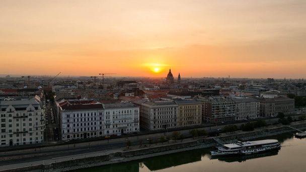 Ohromující východ slunce, Aerial View Shot of Budapest City panorama, St. Stephens Basilica Szent Istvan-bazilika brzy ráno. Maďarsko - Fotografie, Obrázek