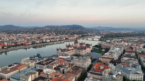 Amazing Skyline Establishing Bird Eye Aerial View Shot of Budapest city. Hungarian Parliament Building with the Danube river at sunrise. Hungary - Foto, immagini