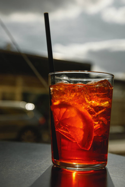 Een Glas Italiaans Aperol Spritz Cocktail in een stad cafe - Foto, afbeelding