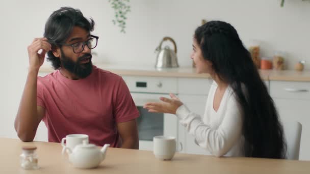 Családi konfliktus Arab dühös férfi férj vitatkozik indiai nő felesége multietnikus pár megoldani kapcsolat probléma egyet nem értés bosszús beszél otthon konyha vita vita stressz vita - Felvétel, videó