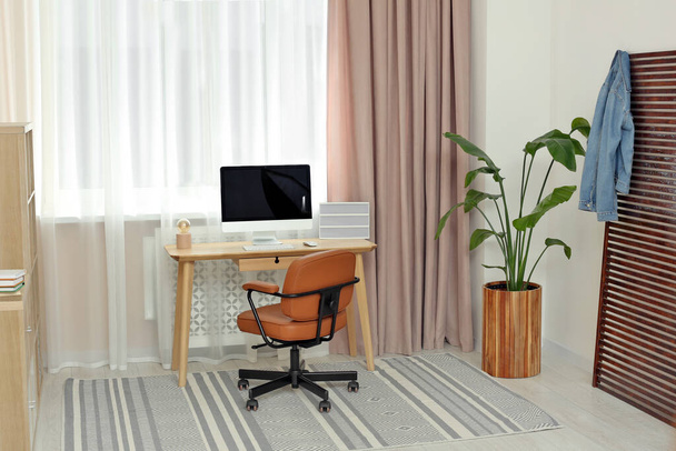 Stylish teenager's room interior with workplace and beautiful houseplant - Foto, Bild