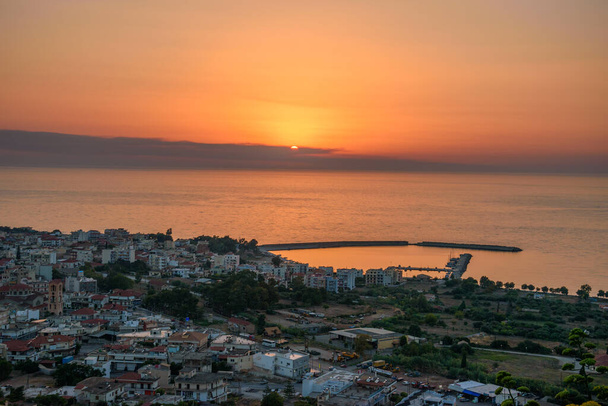 Schöne Aussicht auf den Sonnenuntergang bei der historischen Burg der Küstenstadt Kyparissia bei Sonnenuntergang. Befindet sich im nordwestlichen Messenia, Peloponnes, Griechenland, Europa. - Foto, Bild