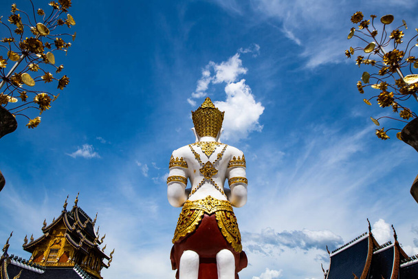 チャンマイ、タイ- 2019年7月21日:青い空をした天使像タイ、スリムアンガン寺院. - 写真・画像