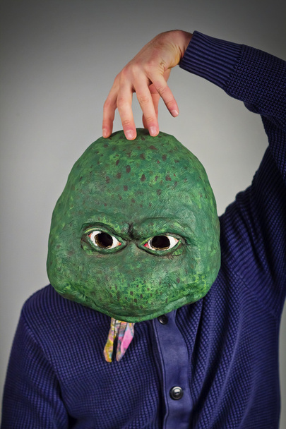 Máscara de lagarto suéter
 - Foto, Imagen