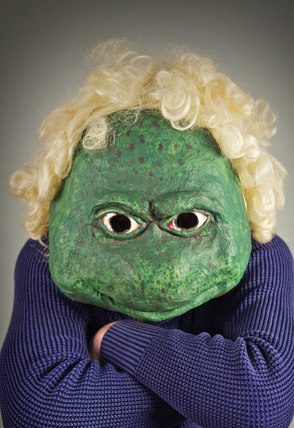 トカゲ マスク セーター - 写真・画像
