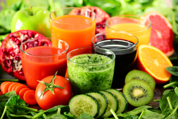 Glazen verse organische fruit en vruchtensappen - Foto, afbeelding