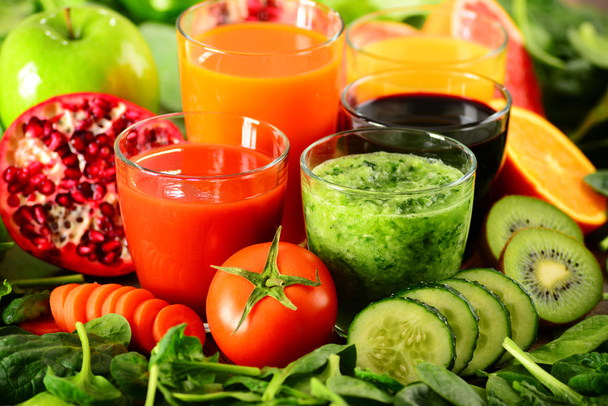 Szklanki świeżych organicznych warzyw i soków owocowych - Zdjęcie, obraz