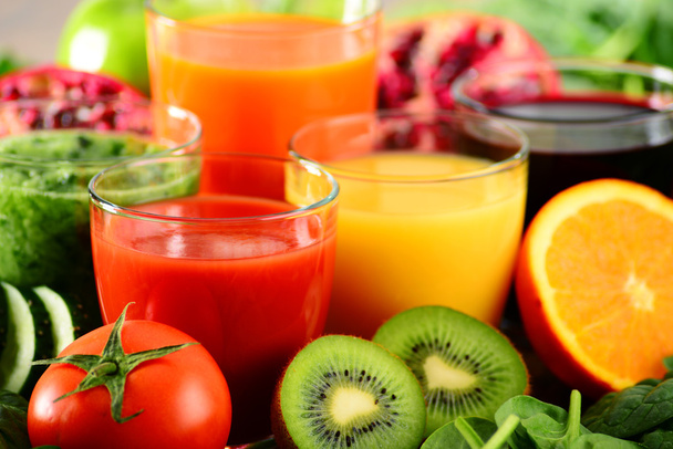 Glazen verse organische fruit en vruchtensappen - Foto, afbeelding
