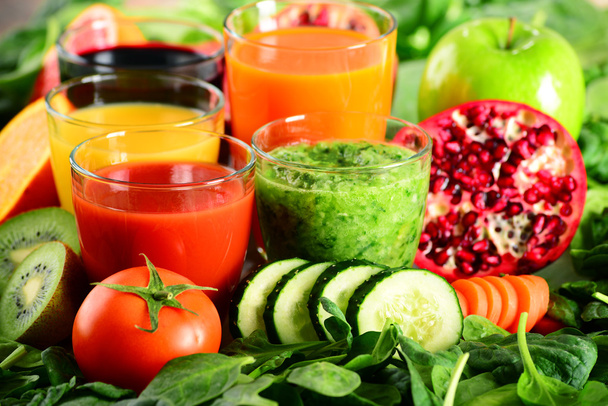 Стаканы свежих органических овощных и фруктовых соков
 - Фото, изображение