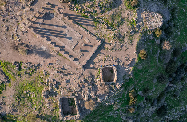 アソス古代都市のアテナ遺跡。パノラマビュードローンショット。トルコのカナッカレ. - 写真・画像