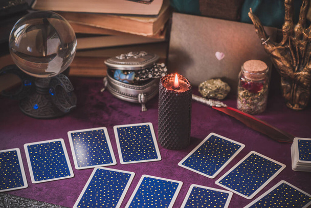 Karty tarotowe i świece, magiczne butelki czarownic. Wicca, ezoteryczne, wróżenie i okultystyczne tło z zabytkowymi magicznymi przedmiotami do mistycznych rytuałów - Zdjęcie, obraz
