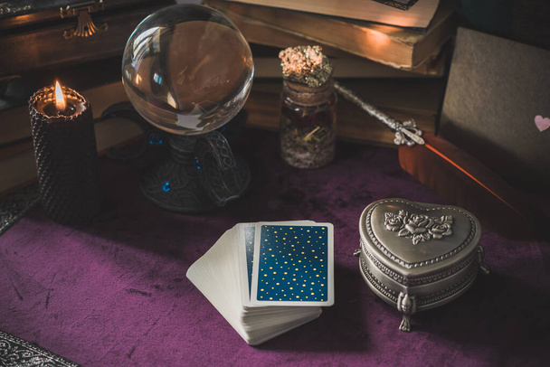 Tarotové karty a svíčky, kouzelné láhve. Wicca, esoterické, věštění a okultní pozadí s vinobraním magických předmětů pro mystické rituály - Fotografie, Obrázek