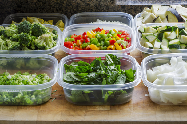 gehacktes Gemüse in Plastikbehältern - Foto, Bild