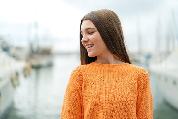 Menina adolescente ao ar livre com expressão feliz - Foto, Imagem