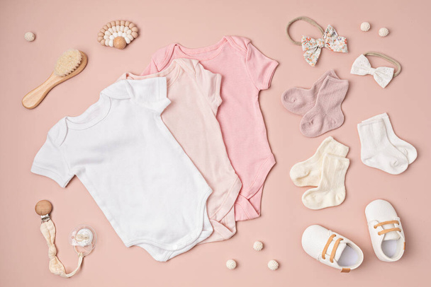 Maquette de body pour bébé blanc en coton biologique avec accessoires pour bébé respectueux de l'environnement. Modèle Onesie pour la marque, logo, publicité. Couché plat, vue du dessus - Photo, image