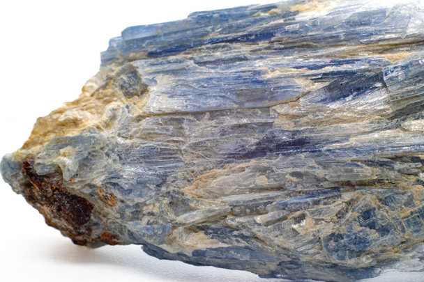 Macro concentrato grezzo grezzo vibrante blu cianite, cianite cristallo minerale lama con bianco calcite impurità isolate su uno sfondo bianco superficie - Foto, immagini