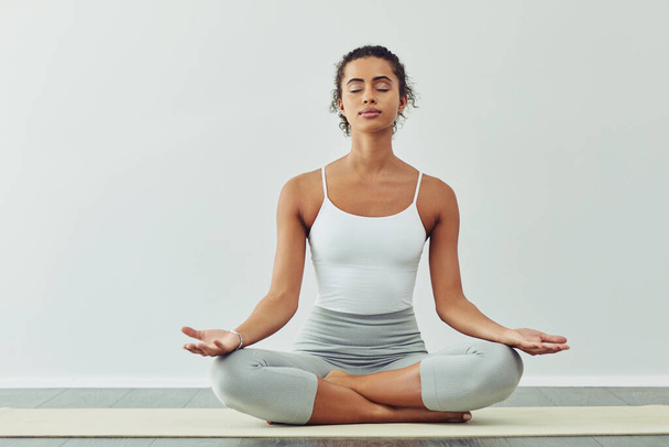 Yoga, meditatie en vrouw op mat voor wellness, ademhalingsoefening en gezond lichaam in de studio. Fitness, spirituele zen en vrouwelijke persoon mediteren voor rust, vrede en ontspanning voor balans en welzijn. - Foto, afbeelding