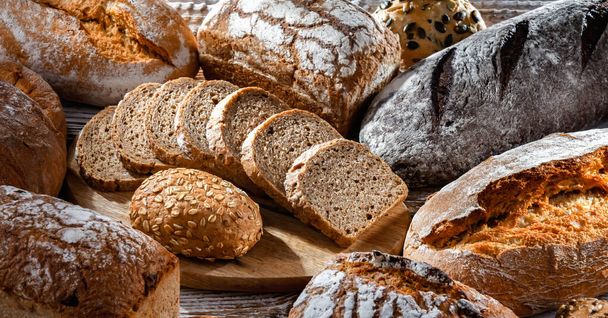 Assorted bakery products including loaves of bread and rolls - Foto, Imagem