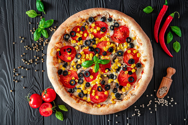 Grande et savoureuse pizza avec différents types de viande. Pizza italienne aux saucisses, poulet et champignons - Photo, image
