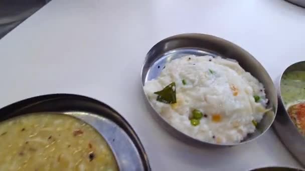 Näkymä terveellisen Etelä-Intian aamiainen ruoka lajikkeita tarjoillaan pienillä plates.South Indian aamiainen. - Materiaali, video