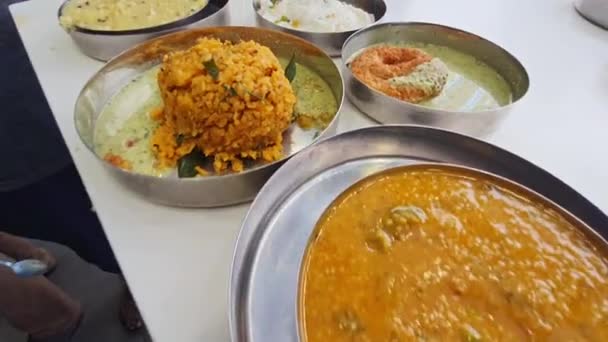 Widok zdrowych Południowej indyjskich odmian żywności śniadanie serwowane na małych talerzy.South Indian breakfasts.food koncepcja - Materiał filmowy, wideo