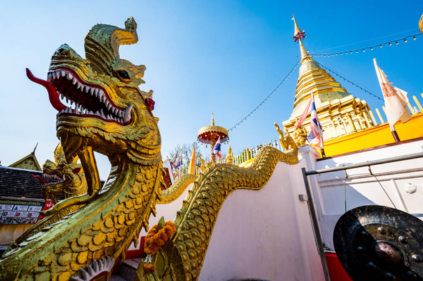 Golden pagoda of Phra That Doi Kham temple, Chiang Mai province. - Fotoğraf, Görsel