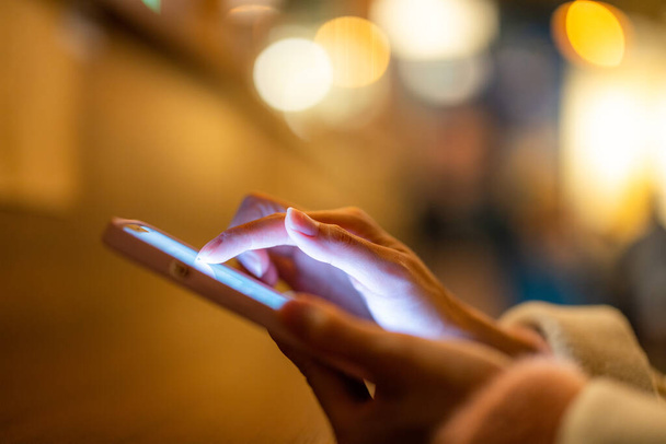 Ручний дотик на екрані мобільного телефону вночі
 - Фото, зображення