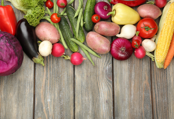 Summer frame with fresh organic vegetables on wooden background - Zdjęcie, obraz