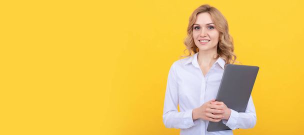 happy entrepreneur lady in white shirt hold laptop on yellow background, business. Woman isolated face portrait, banner with mock up copy space - Foto, Imagen