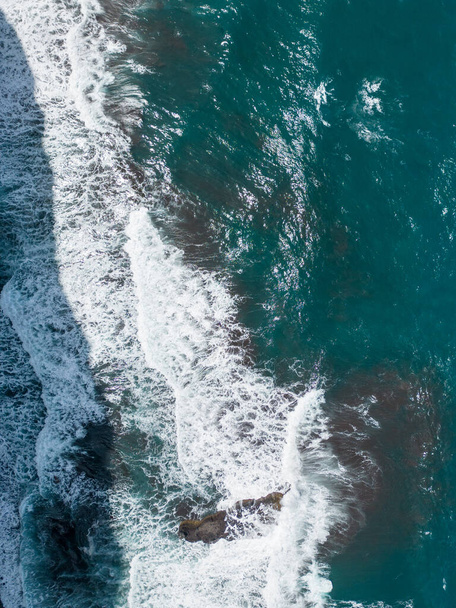 волны разбиваются на пляже - Фото, изображение