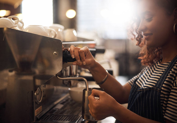 Kaffeemaschine, Frau und Barista dampfen Milch in der Cafeteria für Latte, Espresso und Getränkegerät für die Verpflegung. Kellnerin Heizkrug für Heißgetränke, Koffein-Prozess und Gaststättengewerbe. - Foto, Bild