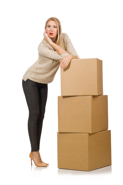 Жінка з коробками переїжджає в новий будинок ізольовано на білому
 - Фото, зображення