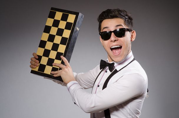 Tahtalı komik satranç oyuncusu - Fotoğraf, Görsel