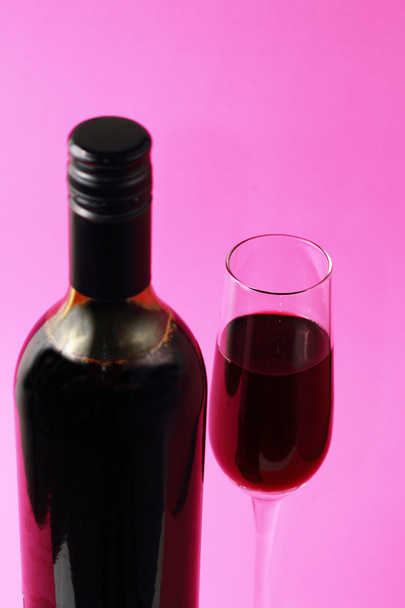 sklenice na víno a láhev - Fotografie, Obrázek
