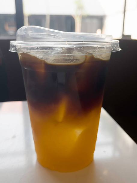 Келих чорно-помаранчевої кави з льодом, стокове фото
 - Фото, зображення