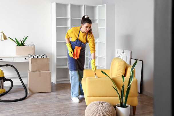 Jovem mulher limpeza de móveis em sua casa - Foto, Imagem
