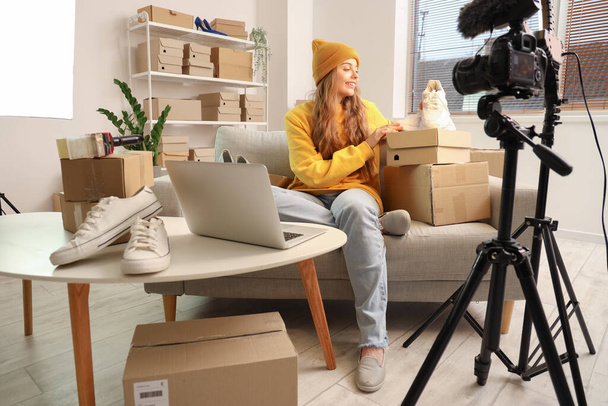 Kobieta sprzedająca buty nagrywające wideo w domu - Zdjęcie, obraz