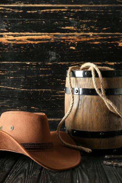 Kowbojski kapelusz, lasso i podkowa na drewnianym tle - Zdjęcie, obraz