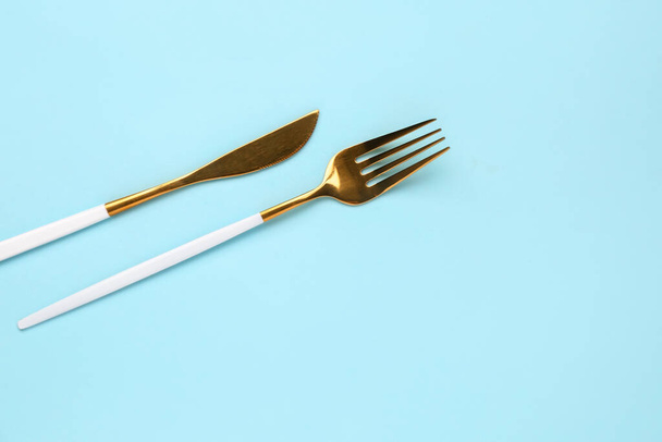 Widelec i nóż ze stali nierdzewnej na niebieskim tle - Zdjęcie, obraz
