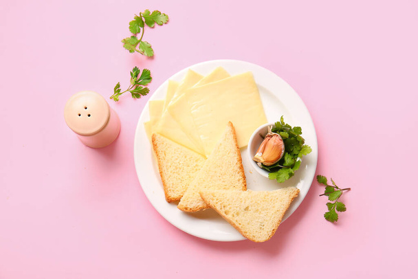 Plate of tasty processed cheese with herbs and garlic on pink background - Fotoğraf, Görsel