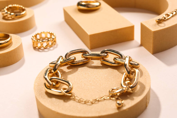 pódios decorativos com anéis e pulseiras em fundo bege - Foto, Imagem