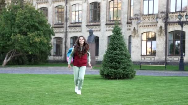 Μια έφηβη που τρέχει με σακίδιο. αργή κίνηση του σχολείου έφηβος κορίτσι τρέχει στο πάρκο. Έφηβη μαθήτρια που τρέχει έξω. Εφηβική μαθήτρια που τρέχει έξω. - Πλάνα, βίντεο