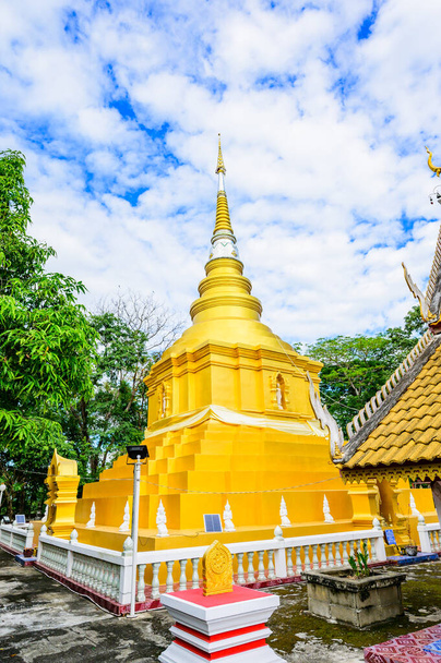 PHAYAO, THAILAND - November 1, 2020 : Golden Pagoda of Wat Phrathat Phu Khwang at Phu Kam Yao District, Phayao Province. - Fotó, kép