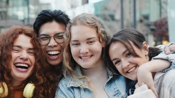 Groep gelukkige jonge Gen Z vrienden op zoek naar camera glimlachen in de stad  - Video