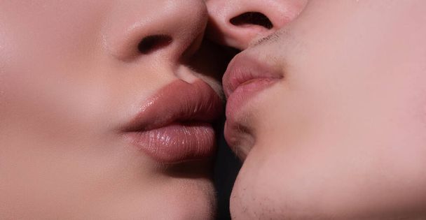 Baiser sensuel en gros plan. Un baiser sexy. Du plaisir oral. Deux filles embrassant les lèvres ferment. Toucher les lèvres sensuelles. Passion et sensualité - Photo, image