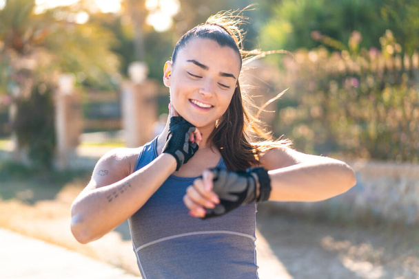 Mladý pěkný sport žena dělá sport se sportovními hodinkami - Fotografie, Obrázek