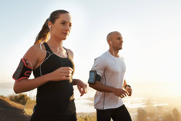 Wellness, fitness vagy emberek futás és zenét hallgatni reggeli edzés vagy testmozgás wellness. Sport, férfi és női futó atlétával, mint a maraton futás, sport vagy energia rádió edzése. - Fotó, kép